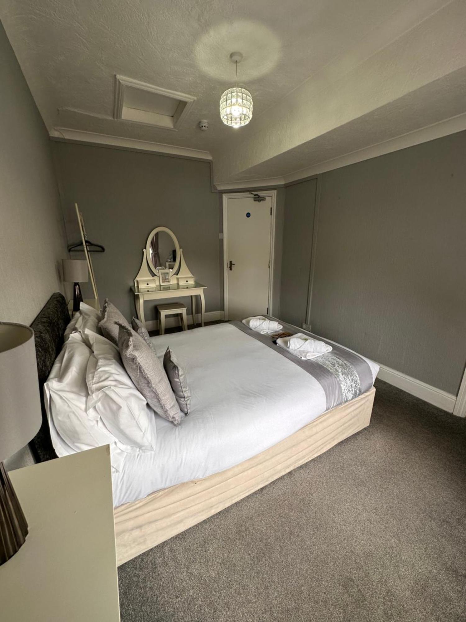 Bed and Breakfast The Six Bells Рочестер Экстерьер фото