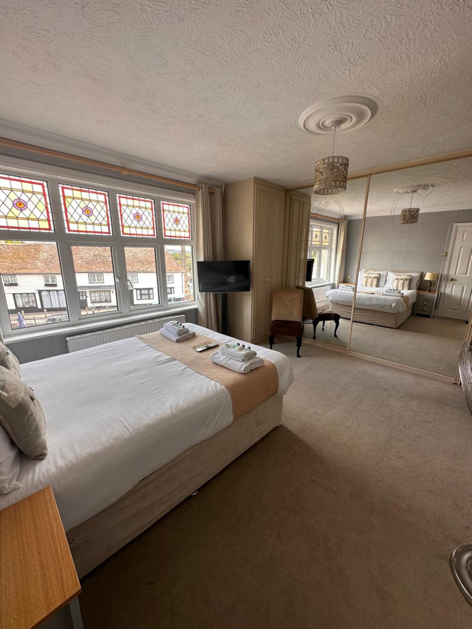 Bed and Breakfast The Six Bells Рочестер Экстерьер фото